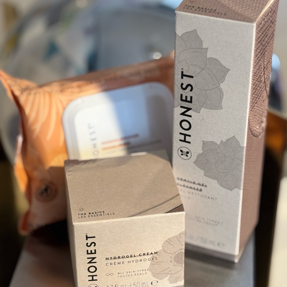The Honest Company 3 piece set - Hydrogel Cream, Gel Cleanser and Make Up Wipes